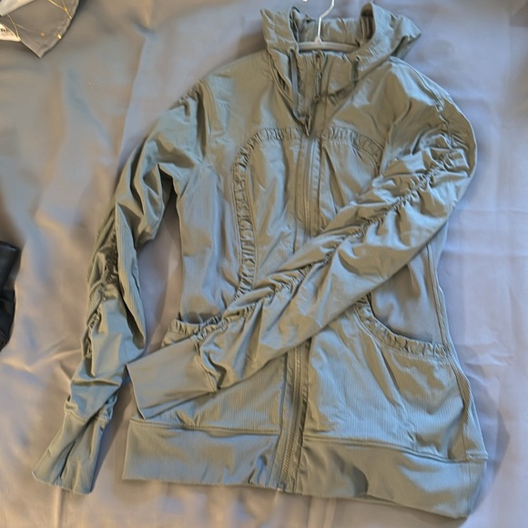Rare reversible lululemon studio hoodie, size 10. - Picture 2 of 4